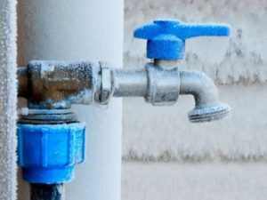 Как уберечь водопроводные трубы частного дома от замерзания?